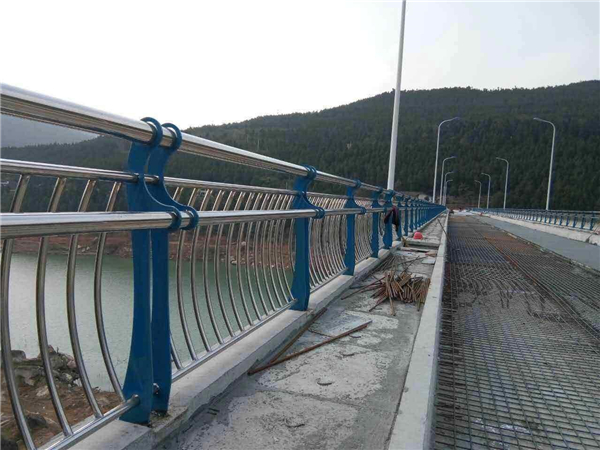 西双版纳不锈钢桥梁护栏的特点及其在桥梁安全中的重要作用