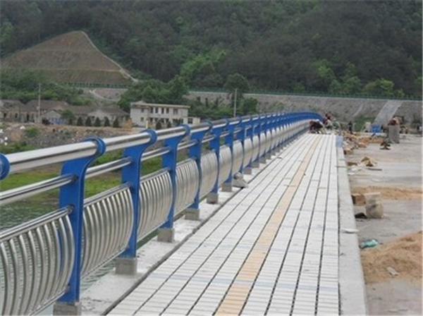 西双版纳不锈钢桥梁护栏的特性及其在现代建筑中的应用